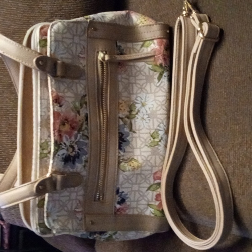 Floral purse with 5 pockets including 2 change pockets and extra bag strap